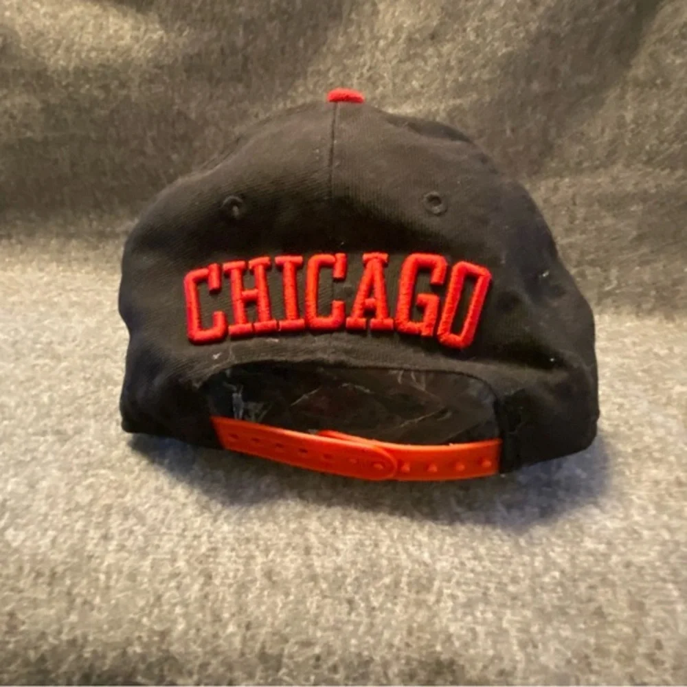 Chicago Bulls Snap Back Hat Red White Cap One Size Hard‎ Wood Classic New Era